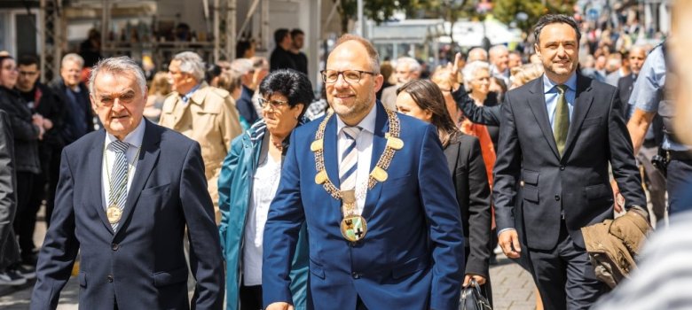Bürgermeister Roger Nießen und Bundesinnenminister Reul beim Festumzug auf dem Weg zur Bühne.