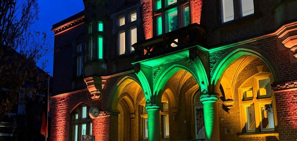 das Alte Rathaus festlich und bunt beleuchtet