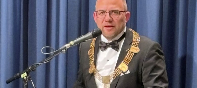 Bürgermeister Roger Nießen hält eine Rede.