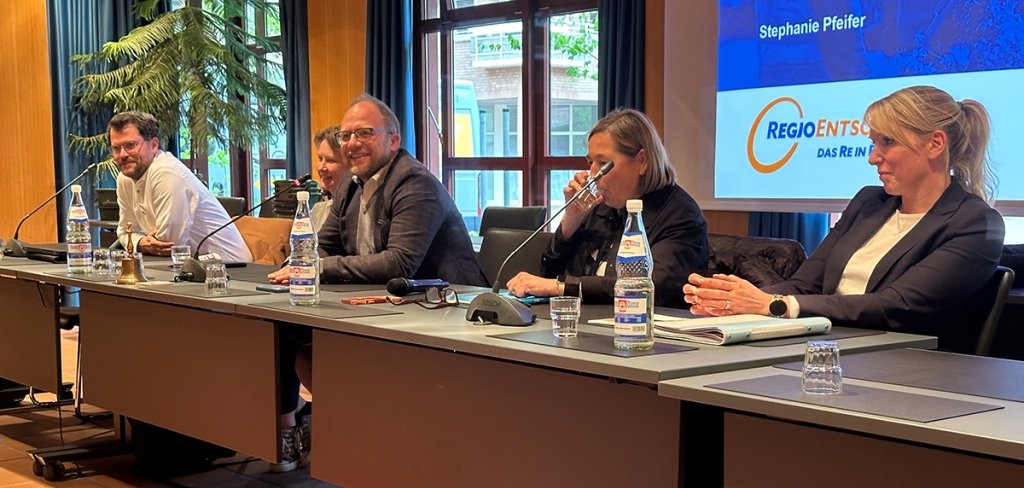 Bürgermesiter Roger Nießen und seine Mitarbeiter sowie Mitarbeiter der RegioEntsorgung beantworten die Fragen der Bürger.