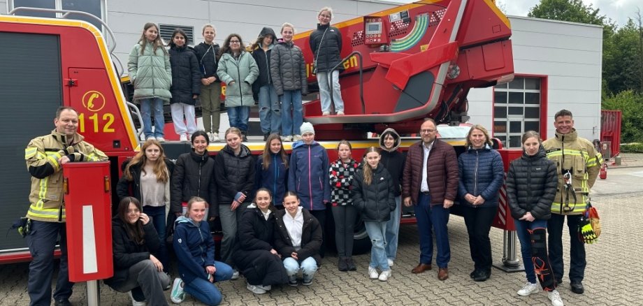 Kinder vor dem Leiterwagen der Feuerwehr.