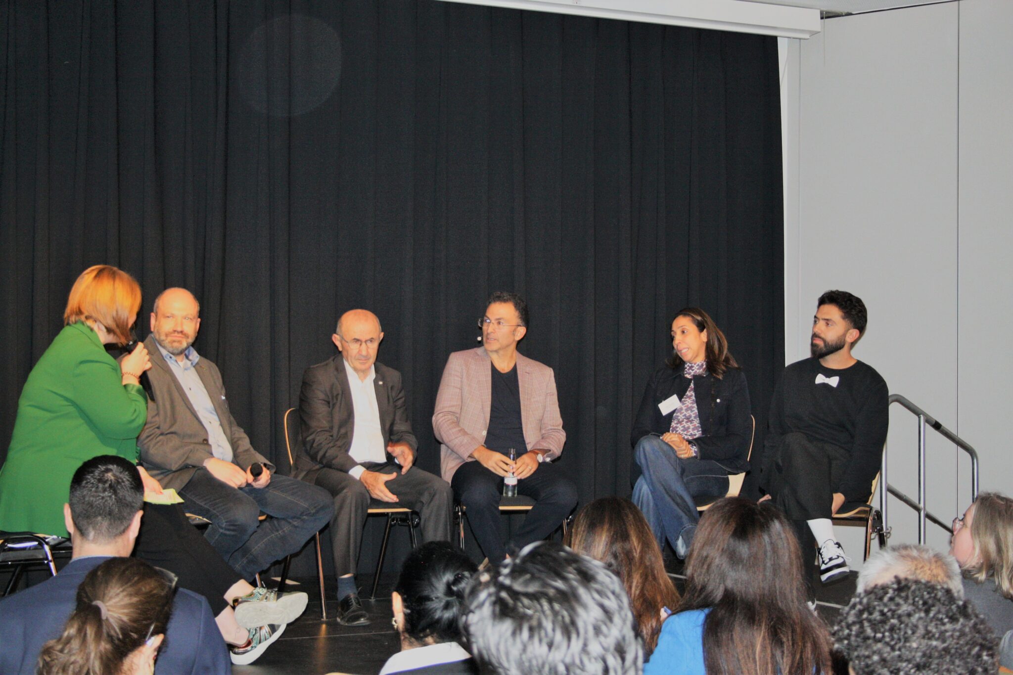 Foto: Behrooz Montazeri. Sonja Essers (Moderation); René Strotkötter (Stadt Würselen); Tayfun Kelte (Landesintegrationsrat NRW); Fatih Cevikollu (Comedian / Kabarettist); Nora Hamidi (Integrationsrat Eschweiler); Khalid Bounouar (Comedian RebellComedy) Mehrere Leute sitzen auf einer Bühne
