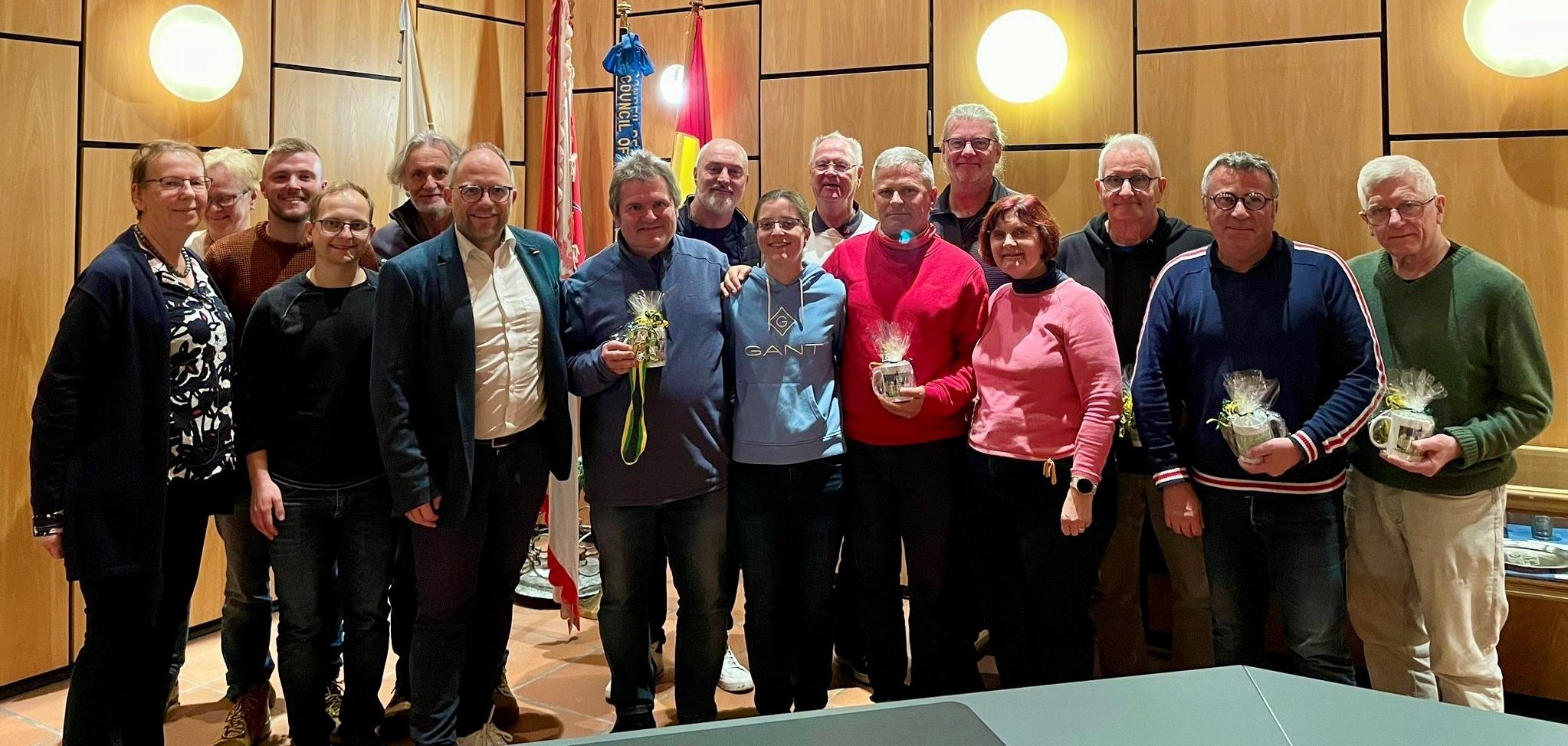 Eine Gruppe Menschen im Würselener Ratssaal.