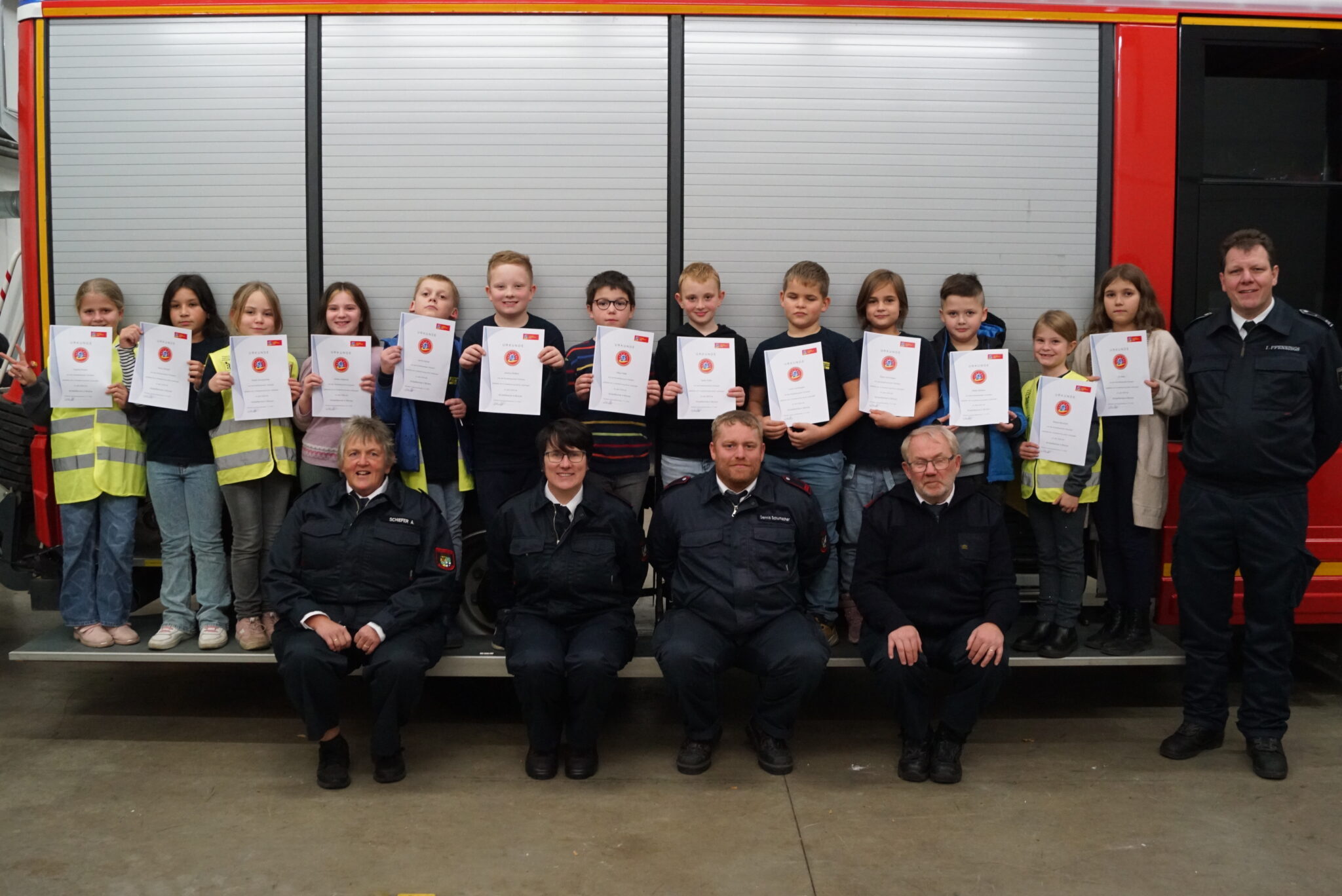 Feuerwherauto mit vielen Kindern und fünf Erwachsenen