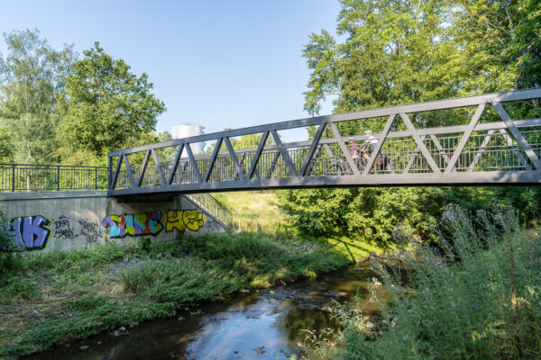 Brücke führt über Fluss im Waldgebiet