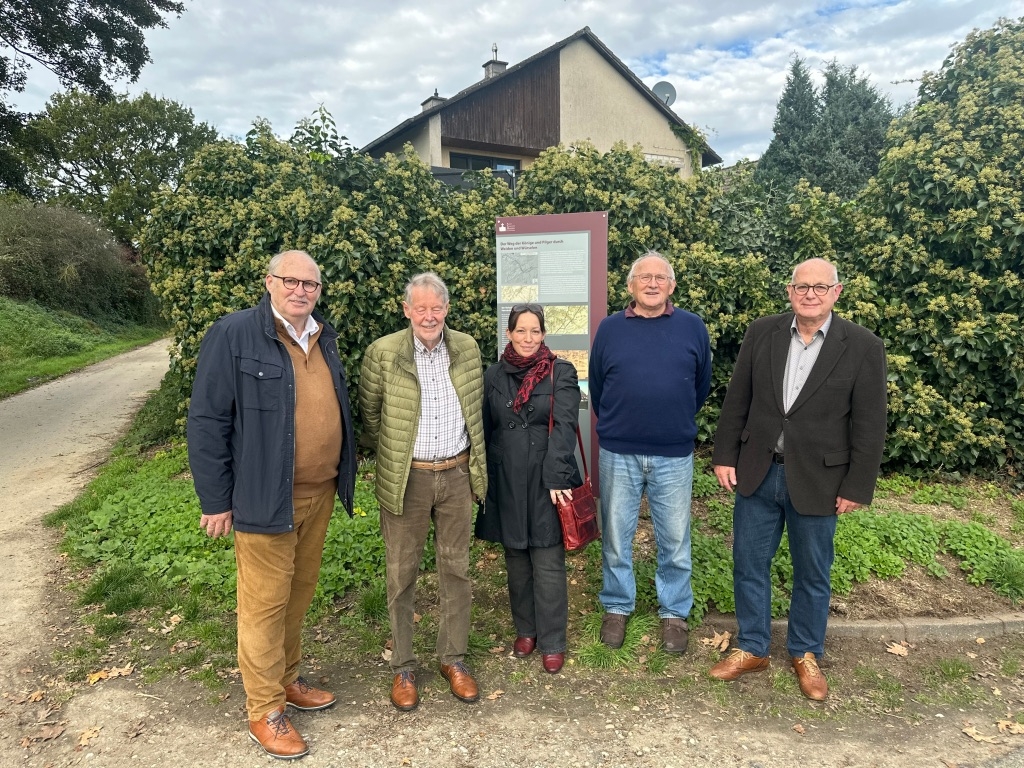 Organisatoren vor einer Infostele