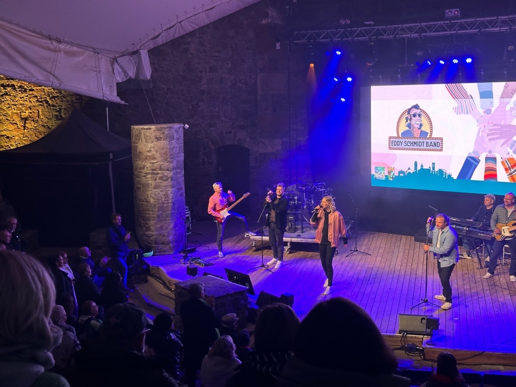 Bühne mit Musikern.