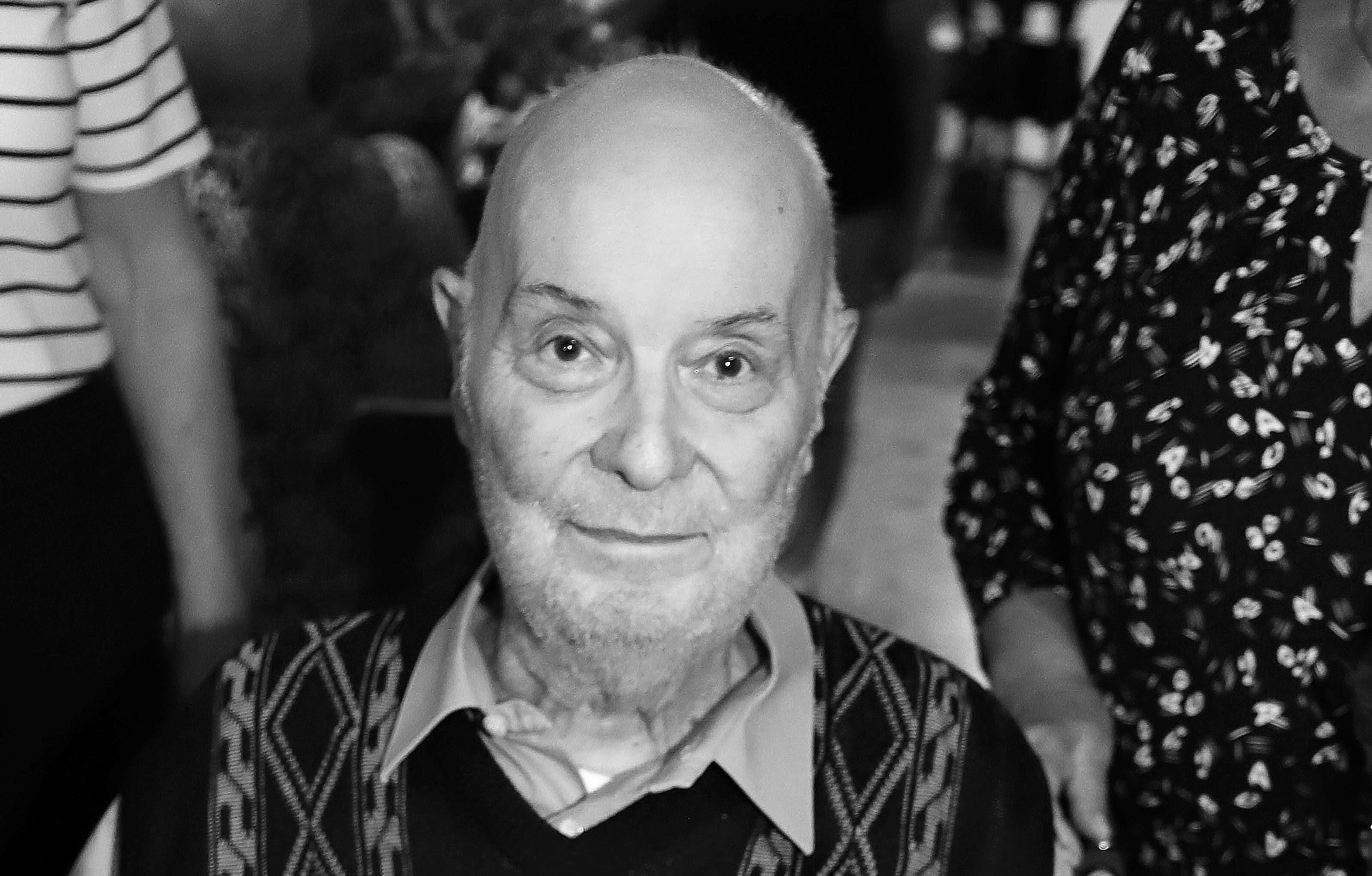 Es ist ein Mann zu sehen