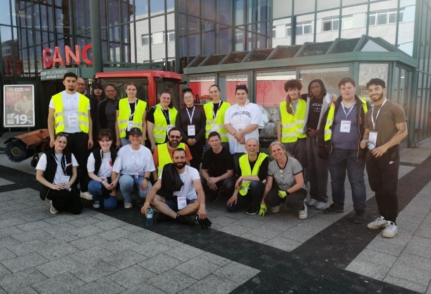 Belegschaft beim Müll sammeln