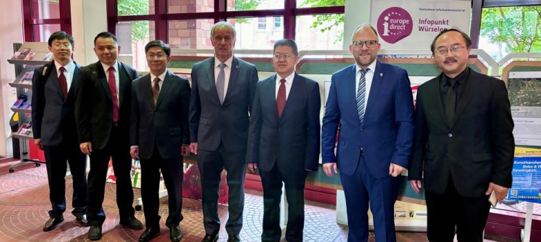 Einige Männer stehen nebeneinander im Rathaus-Foyer