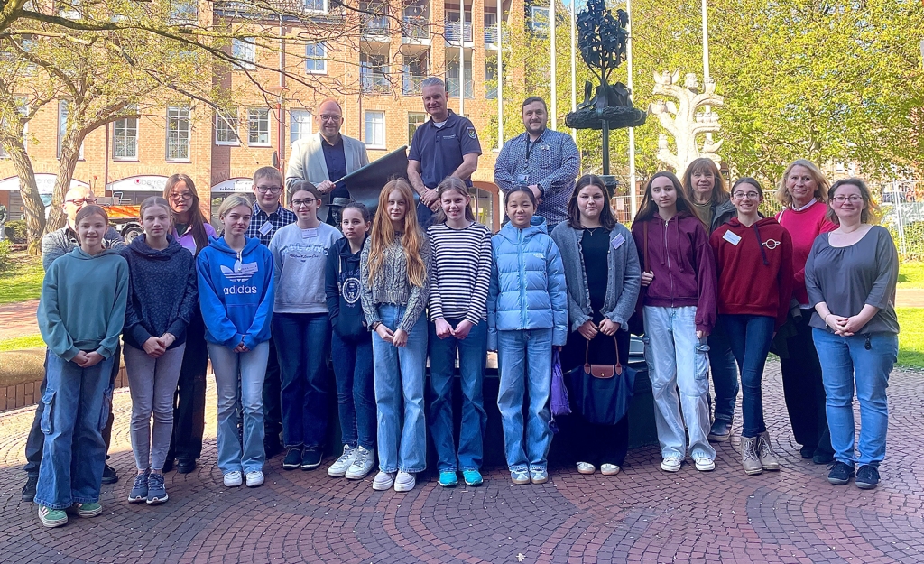 Teilnehmerinnen und Teilnehmer auf dem Morlaixplatz mit Amtsleiter und Bürgermeister Roger Nießen.