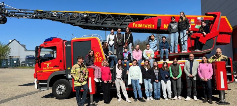 Teilnehmerinnen beim Girlsday bei der Feuerwehrund Bürgermeister Roger Nießen.