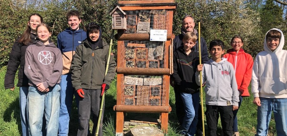 Kinder präsentieren den Nistturm