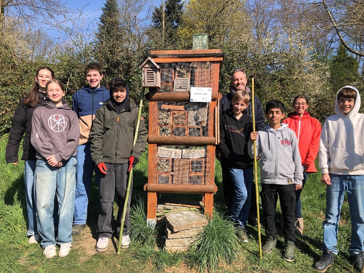 Kinder präsentieren den Nistturm