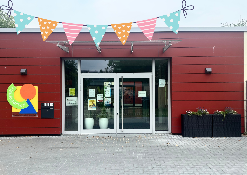 Außenansicht der Kita mit Wimpeln