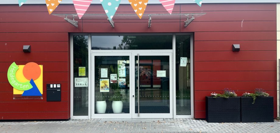 Außenansicht der Kita mit Wimpeln