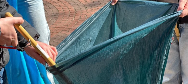 blauer Müllsack und Greifzangen