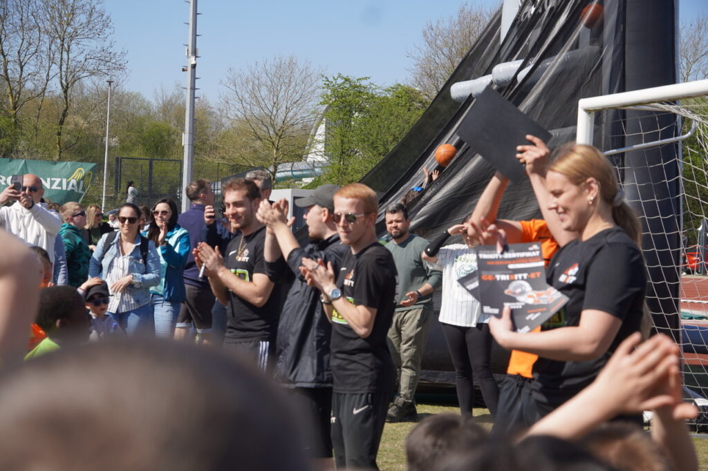 Helfer beim Event verteilen Urkunden.