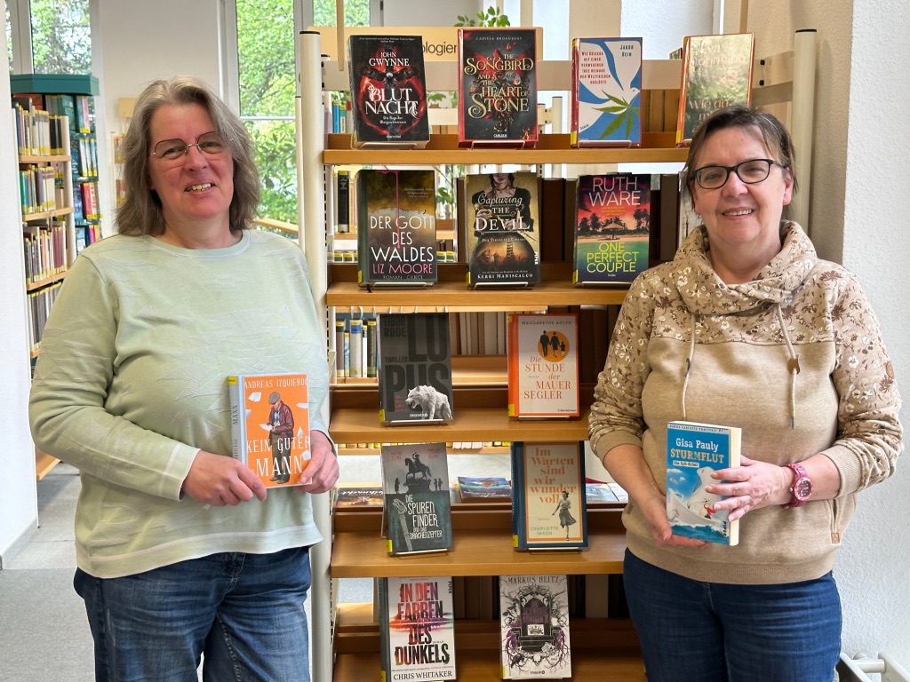 Monika Silberer und Lisbeth Olbertz vor dem Bücherregal der Neuerungen.