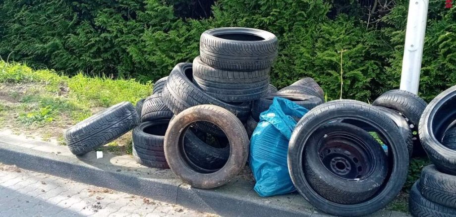 Viele Autoreifen auf dem Gehweg.