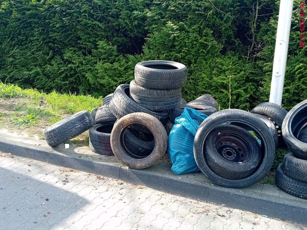 Viele Autoreifen auf dem Gehweg.