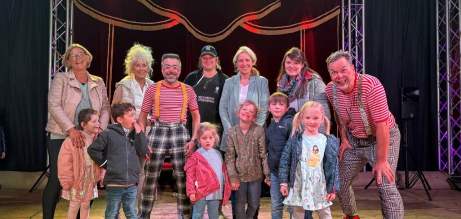 Kinder und Clowns in der Manege des Zirkus.