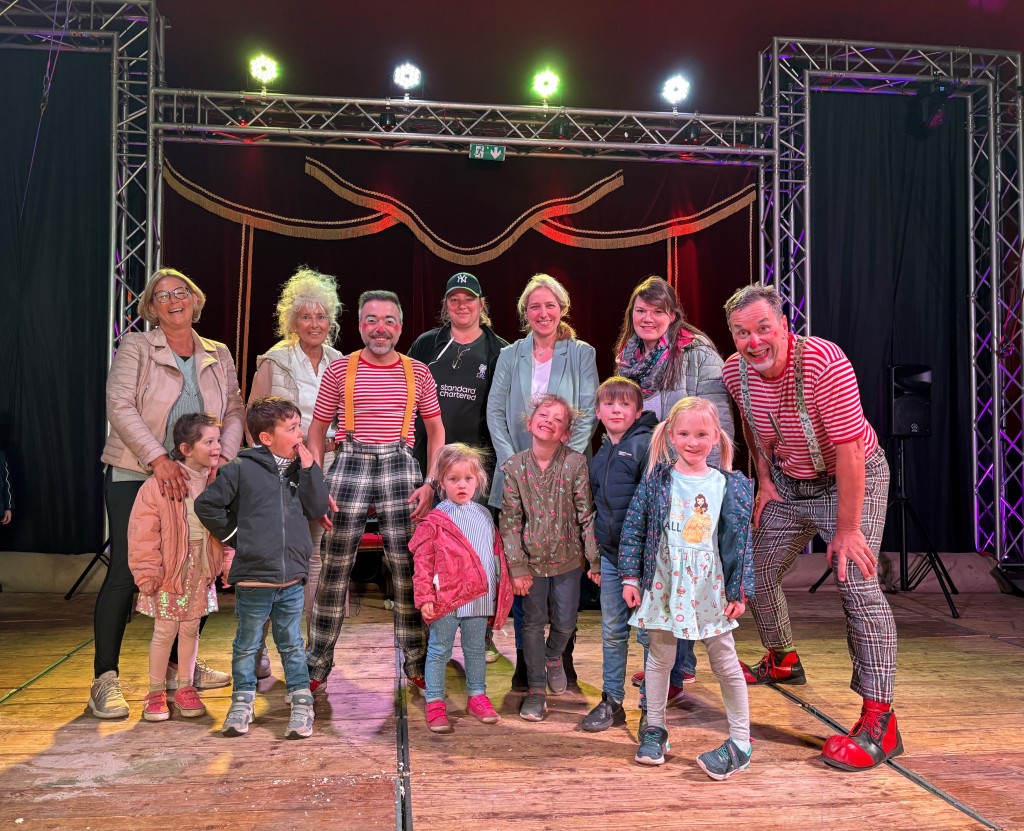 Kinder und Clowns in der Manege des Zirkus.