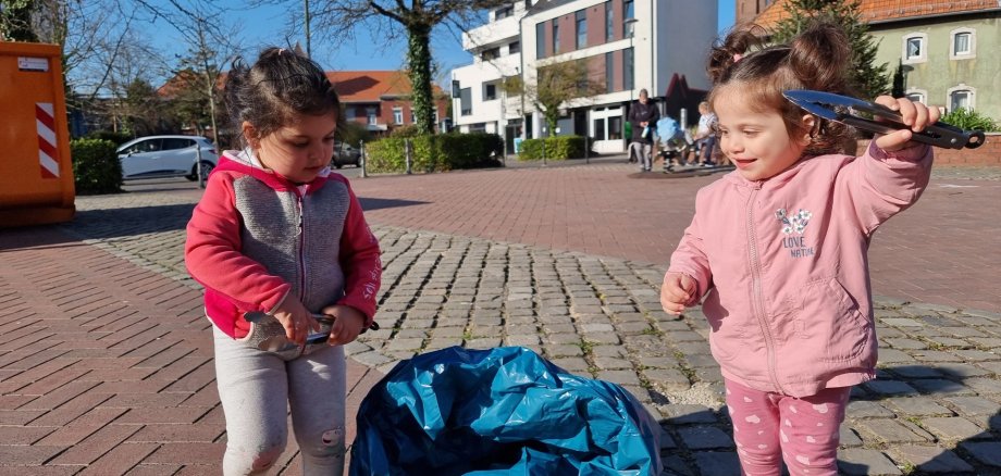 Kinder sammeln Müll.
