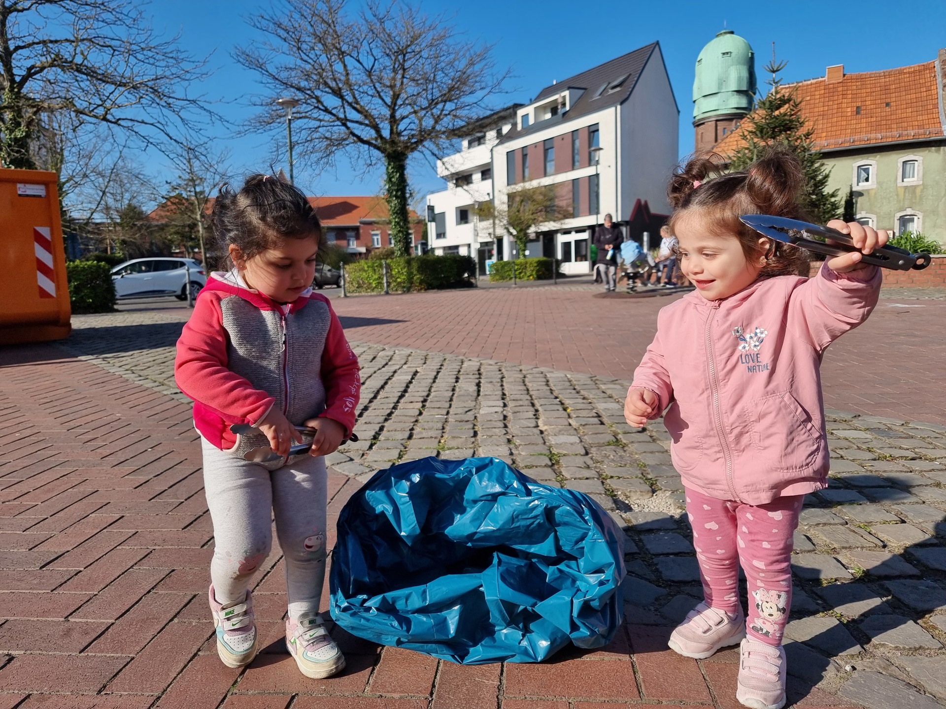 Kinder sammeln Müll.