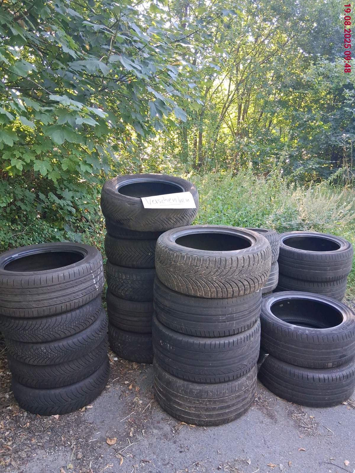 Altreifen mit Zettel.