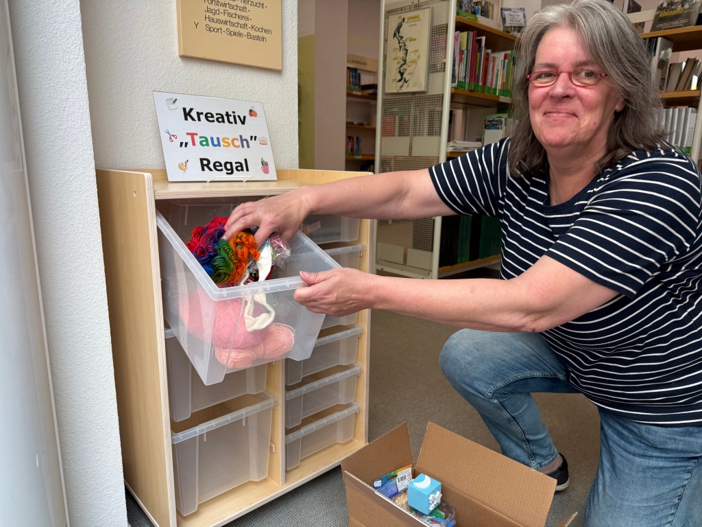 Monika Silberer vor dem Tauchregal