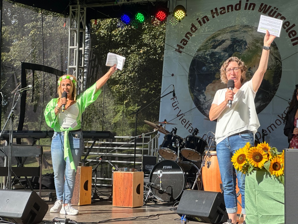 Moderatorinnen auf der Bühne.