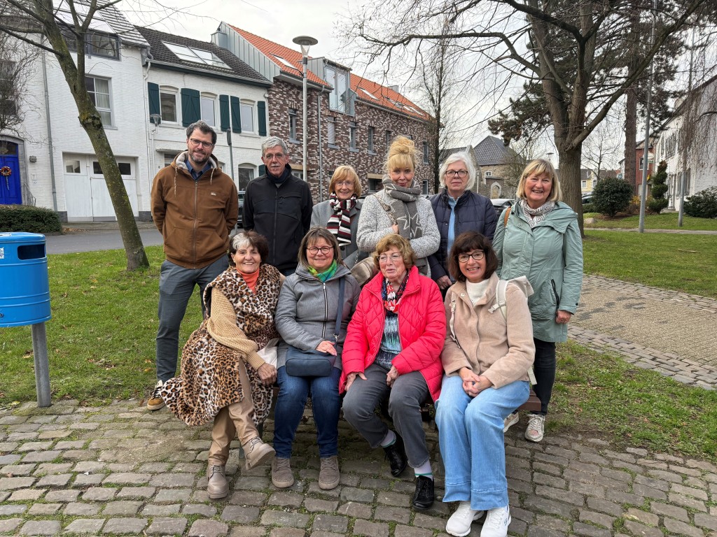 Die Kleiderstube der KKG St. Petrus und Paulus Bardenberg spendet drei neue Bänke für Bardenberg.