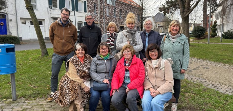 Die Kleiderstube der KKG St. Petrus und Paulus Bardenberg spendet drei neue Bänke für Bardenberg.