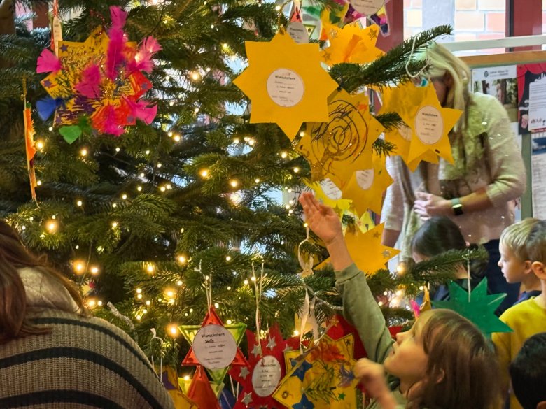 Zum traditionellen Schmücken des Weihnachtsbaumes mit den gebastelten Sternen lädt Bürgermeister Roger Nießen jedes Jahr Kinder der Kitas sowie Interessierte in das Foyer des Würselener Rathauses.