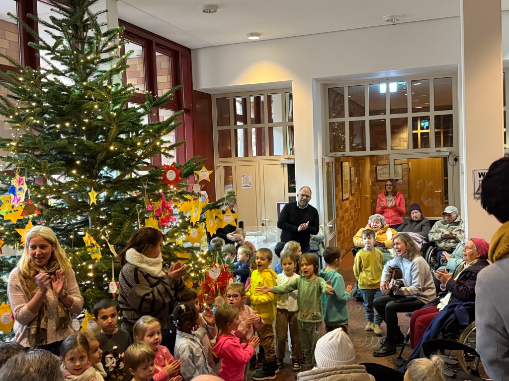 Zum traditionellen Schmücken des Weihnachtsbaumes mit den gebastelten Sternen lädt Bürgermeister Roger Nießen jedes Jahr Kinder der Kitas sowie Interessierte in das Foyer des Würselener Rathauses.