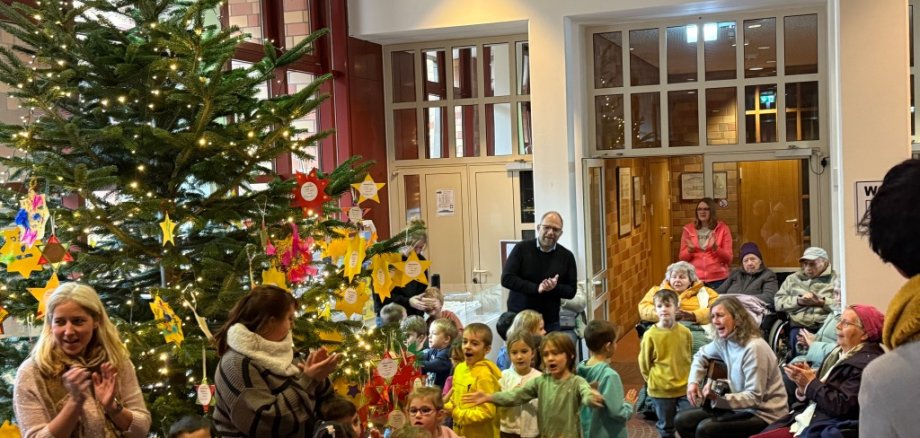 Zum traditionellen Schmücken des Weihnachtsbaumes mit den gebastelten Sternen lädt Bürgermeister Roger Nießen jedes Jahr Kinder der Kitas sowie Interessierte in das Foyer des Würselener Rathauses.
