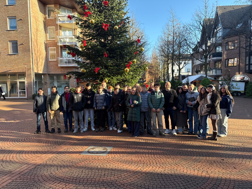Auf Einladung von Bürgermeister Roger Nießen besuchte die Klasse 8b des Würselener Gymnasiums mit ihrer Klassenlehrerin Melinda Veggian das Rathaus der Stadt Würselen.