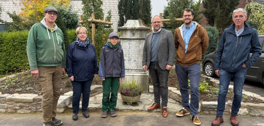 Bürgermeister Roger Nießen und Baubetriebshofleiter Enrico Jansen vor der Kreuzanalge.