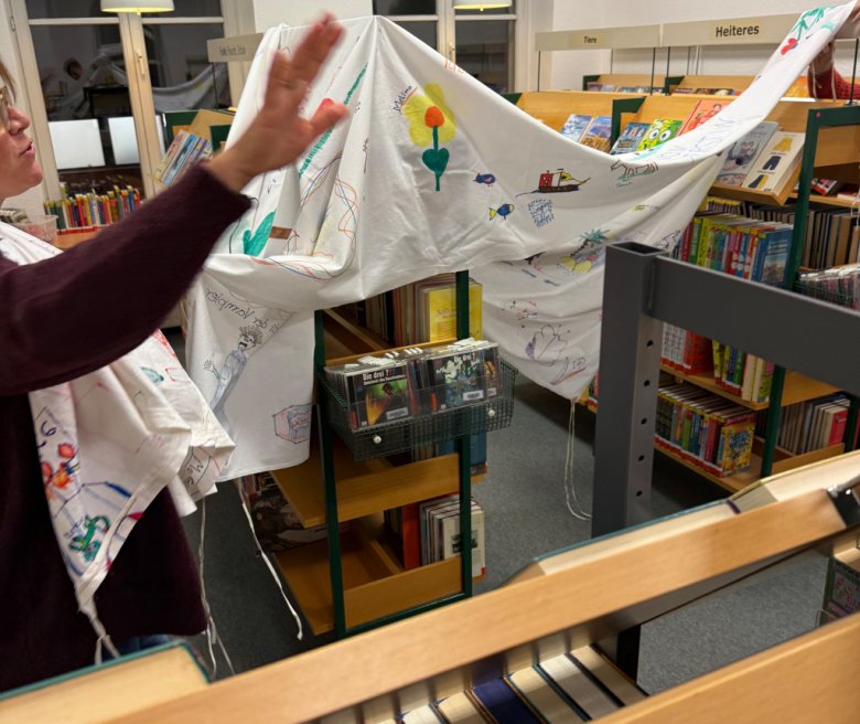 Eltern helfen beim Aufbau.