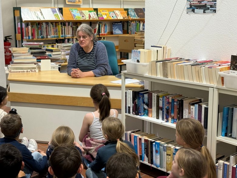 Haben sich die Eltern verabschiedet, bespricht Silberer mit den Kindern die Regeln und wie der Abend und die Nacht laufen werden.