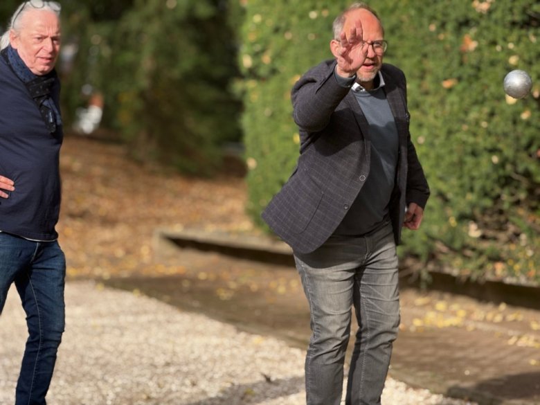 Bürgermeister Roger Nießen auf der neuen Boulebahn.