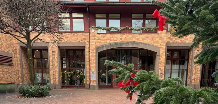 Rathaus mit geschmücktem Weihnachtsbaum.
