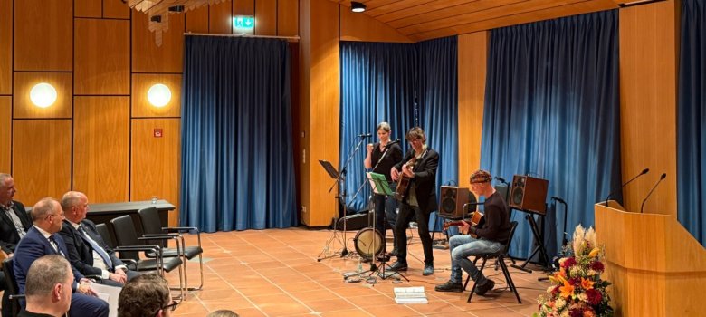 Das musikalische Rahmenprogramm wurde in französischer Sprache gestaltet, das Renaud Marquart Trio bot eine abwechslungsreiche Mischung aus ruhigen, stimmungsvollen sowie lebhafteren Stücken, die dem Abend eine besondere kulturelle Note verliehen.