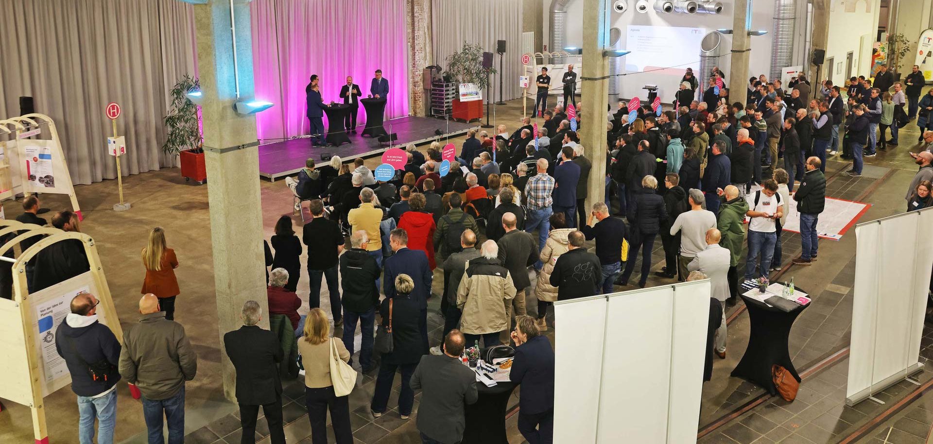 Viele Menschen vor einer Bühne