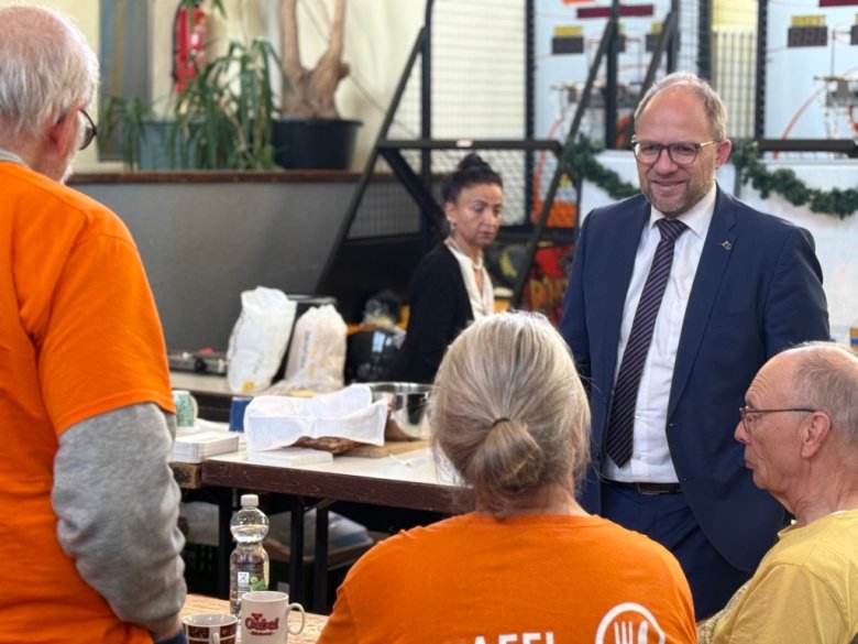 Bürgermeister Roger Nießen im Gespräch mit den ehrenamtlichen Helferinnen und Helfern.