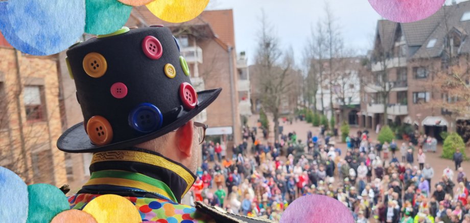 Bürgermeister Nießen schaut vom Rathausbalkon auf den Morlaixplatz