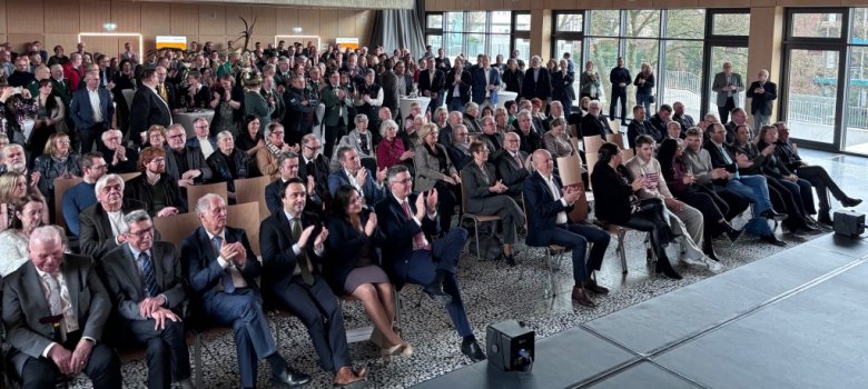 Blick von der Bühne in Richtung Publikum mit vollen Stuhlreihen