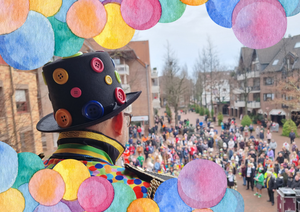Poster Rathauserstürmung 2025 ohne Text - 1 Blick über die Schulter vom Bürgermeister, der als Clown verkleidet ist und auf dem Balkon des RFathauses steht. Viele Karnevalisten sind auf dem Morlaixplatz versammelt.