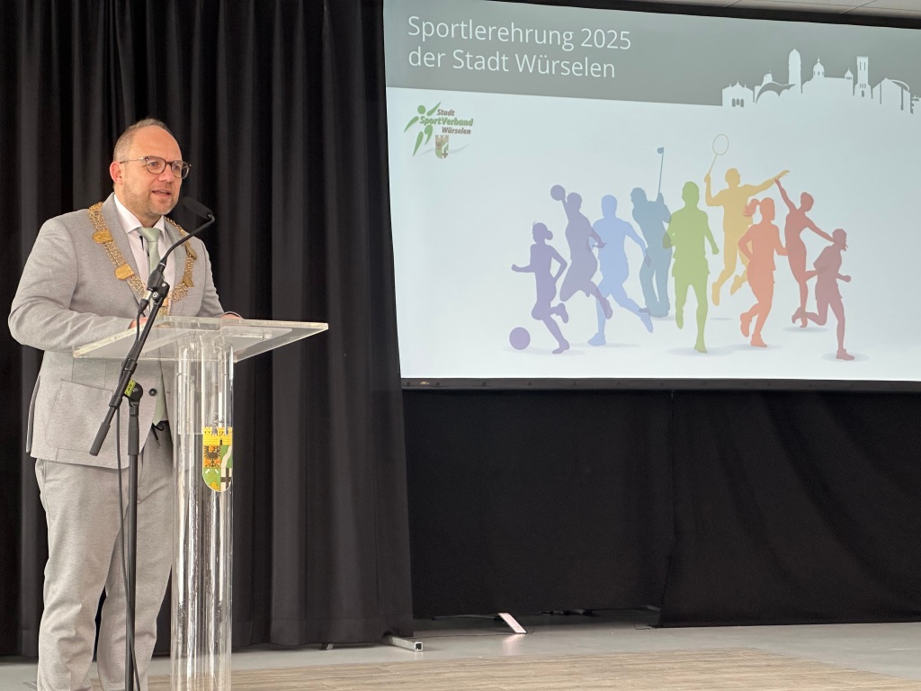 Bürgermeister Roger Nießen bei seiner Eröffnungsrede.